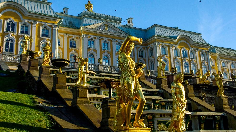 Golden statues at the Peterhof